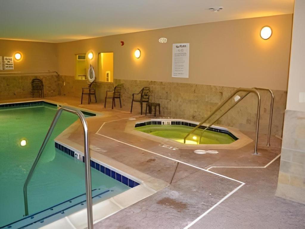 Holiday Inn Express & Suites Northwood By Ihg Silver Lake Eksteriør bilde