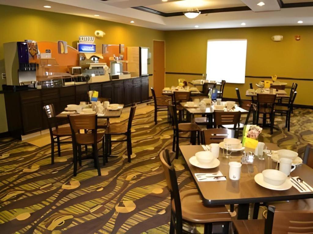 Holiday Inn Express & Suites Northwood By Ihg Silver Lake Eksteriør bilde