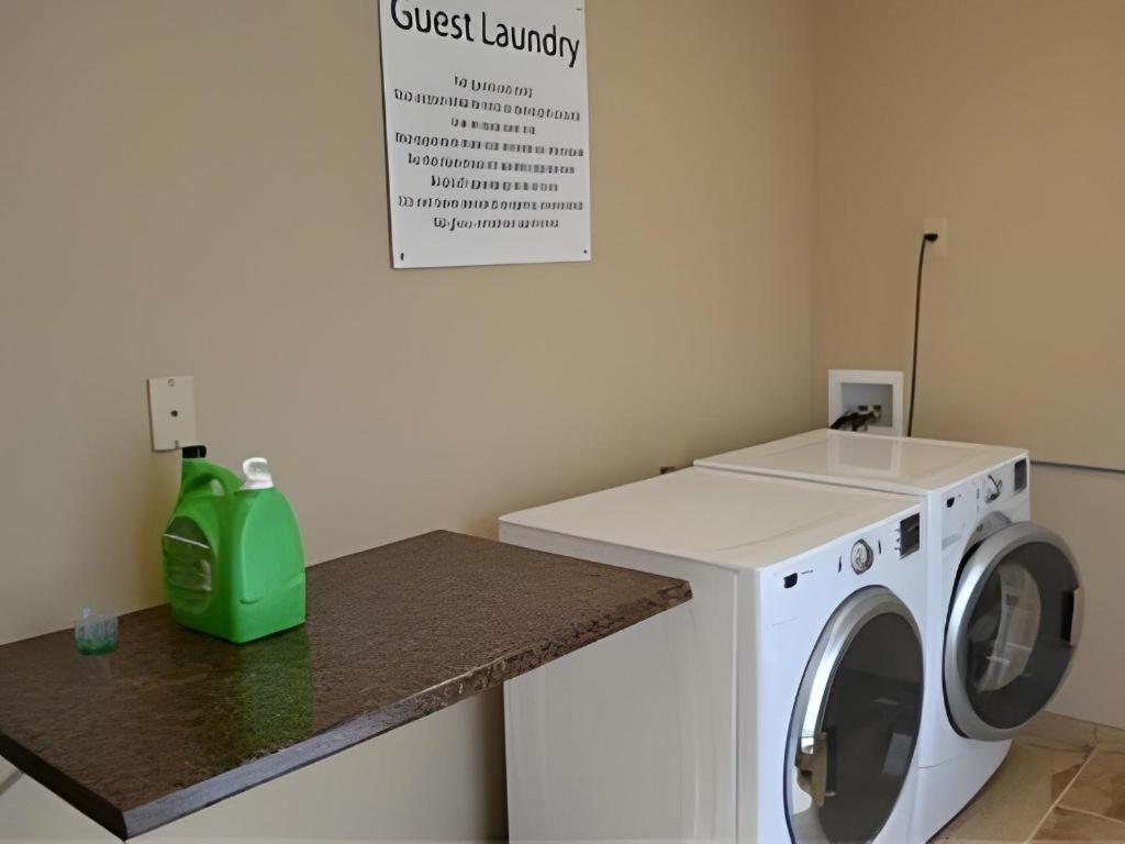Holiday Inn Express & Suites Northwood By Ihg Silver Lake Eksteriør bilde