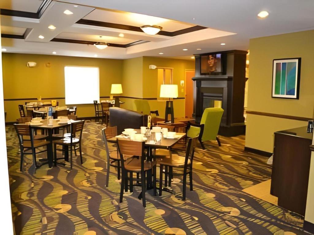 Holiday Inn Express & Suites Northwood By Ihg Silver Lake Eksteriør bilde